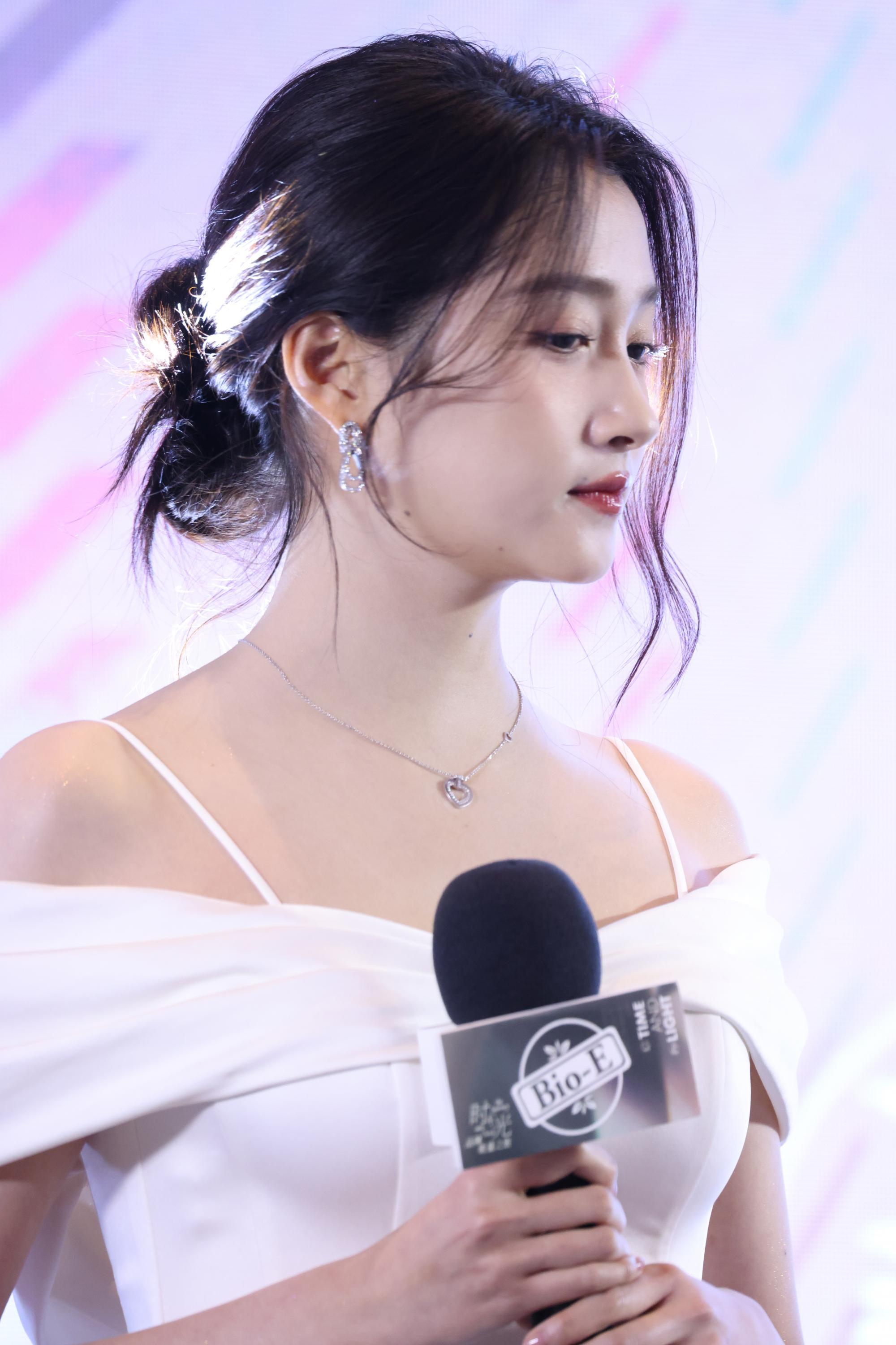 关晓彤现场漏香肩迷人生图照[4]